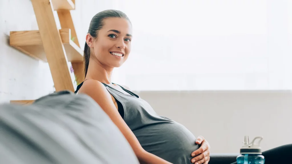 femme enceinte heureuse - Mama Box - 10 astuces pour vivre une grossesse sereine