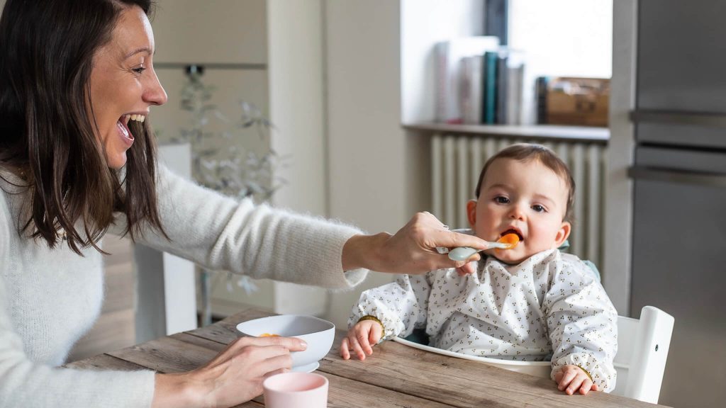 La Diversification Alimentaire : Encourager l’Autonomie de Votre Enfant